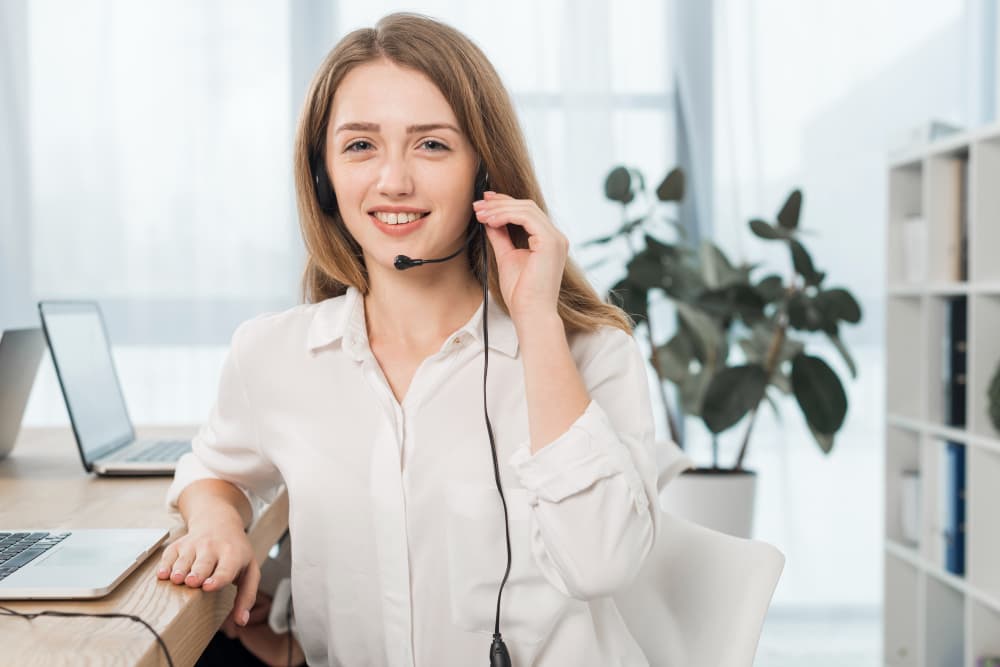 Learning advisor speaking with a learner on a call